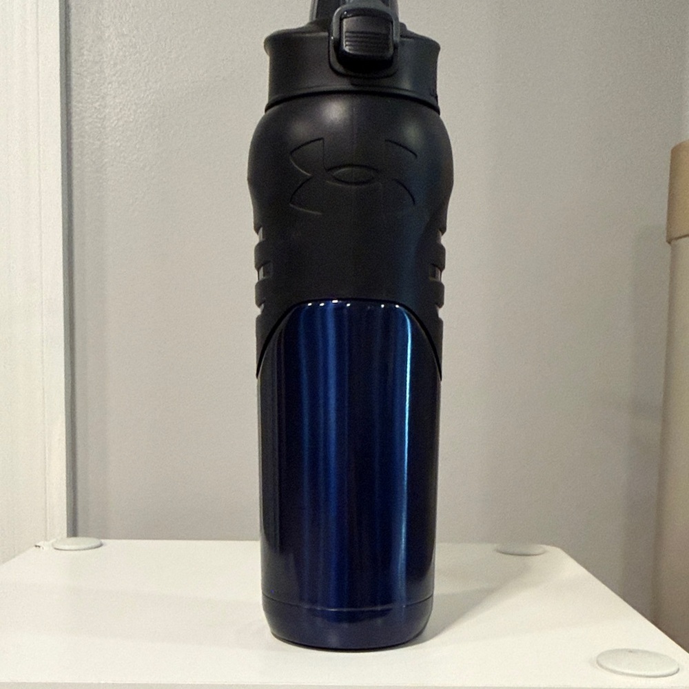 Under Armour Midnight Black and Deep Blue Bottle 24OZ. NWOT
